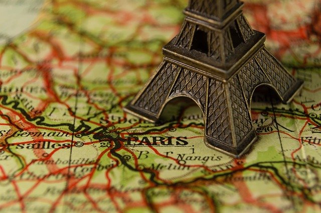 Carte de la France avec Paris en son centre afin de représenter les capitales.